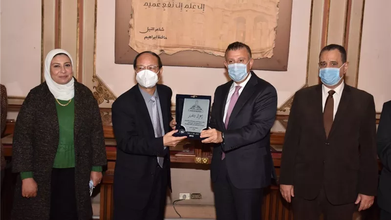 رئيس جامعة عين شمس يستقبل المستشار الثقافي الصيني