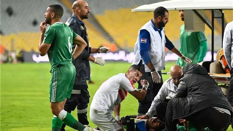 لاعب الاتحاد السكندري يغادر مباراة الزمالك.. مصابا