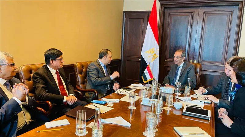طلعت يبحث مع مسئولى تيجاس الهندية التعاون بالاتصالات السلكية واللاسلكية