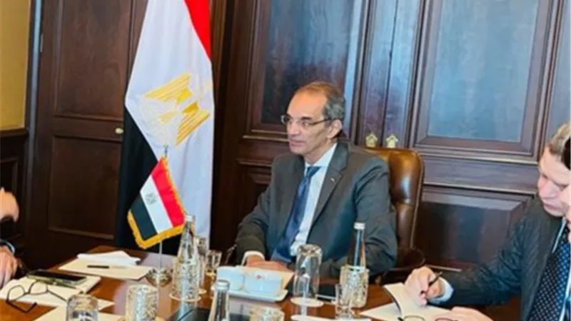 طلعت يستعرض إعادة هيكلة الإجراءات والتطبيقات بالجهات الحكومية