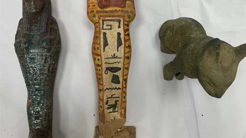 المطار يحبط محاولة تهريب 3 تماثيل أثرية