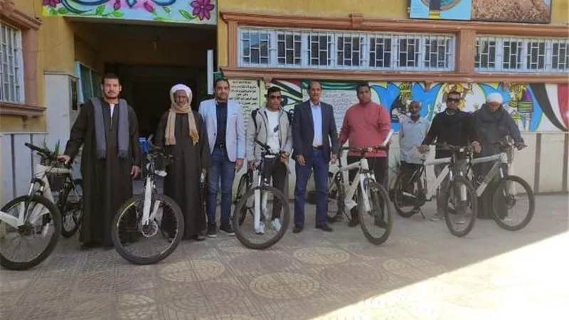 الشباب والرياضة بالأقصر تسلم دراجات لأسر الشهداء
