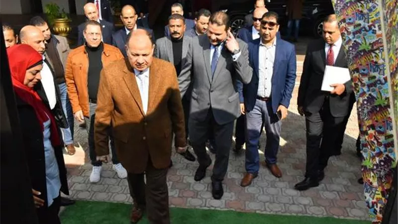 محافظ أسيوط ونائب وزير المالية يتفقدان مكتبة مصر العامة المتنقلة