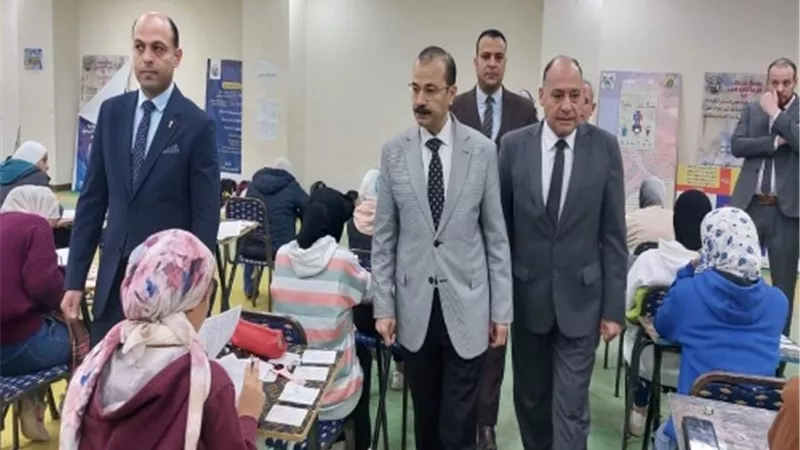 نائب رئيس جامعة بنها يتفقد الامتحانات بكلية التربية الرياضية