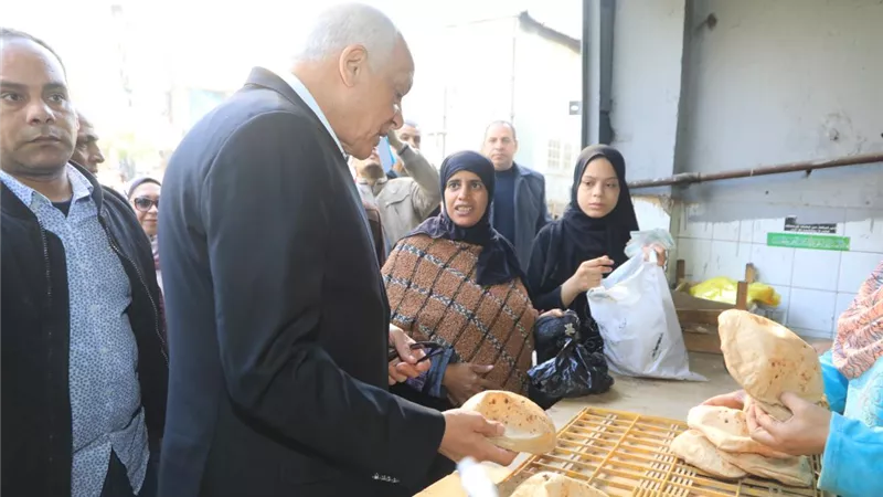 محافظ الجيزة يفاجئ المخابز البلدي بمناطق البوهي والقومية وامبابة