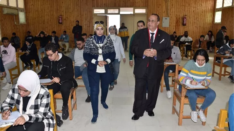 رئيس جامعة الأقصر يتابع أعمال الامتحانات بالكليات