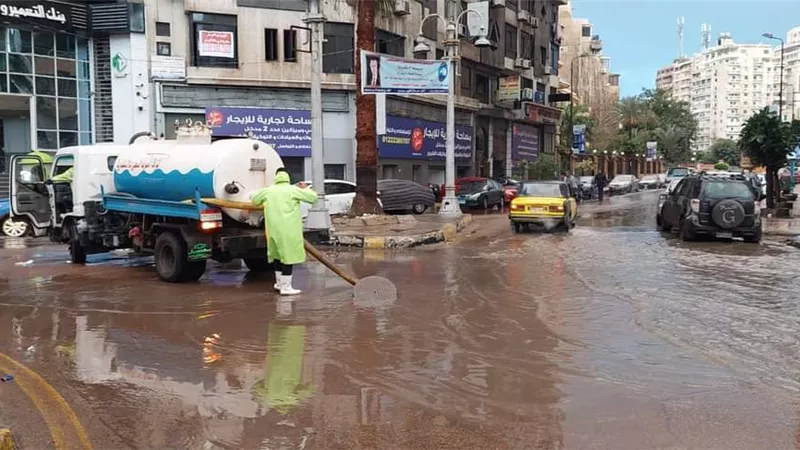 150 سيارة لرفع تراكمات مياه الأمطار من شوارع الإسكندرية
