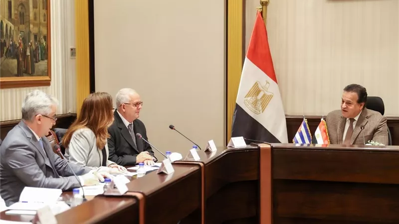 وزير الصحة يدعو وفد كوبي لزيارة وحدات الرعاية لتبادل الخبرات