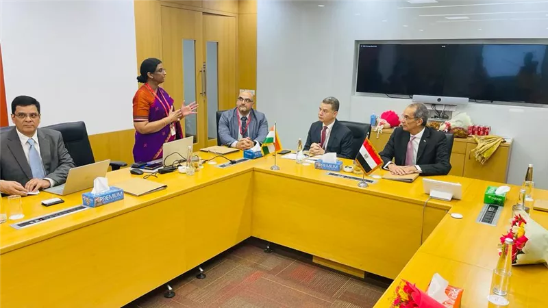طلعت يستعرض مع الشركات الهندية الفرص الاستثمارية بقطاع الاتصالات