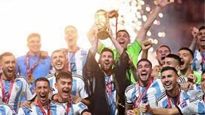 صور .. قميص ذهبى لميسى بعد قيادته للارجنتين للفوز بكأس العالم