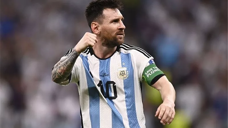 والد ميسي في الرياض للتفاوض بشأن انتقال نجله للدوري السعودي