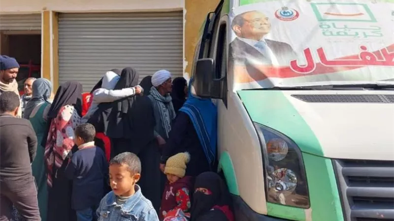 ضمن حياة كريمة .. الكشف وعلاج ١١٩٥ مواطنا بقافلة طبية