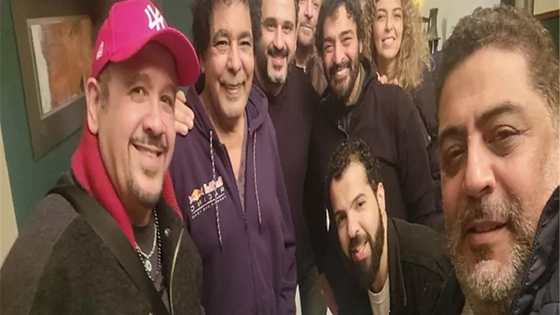 حميد وهشام وأكرم في زيارة مفاجئة للكينج محمد منير.. صور