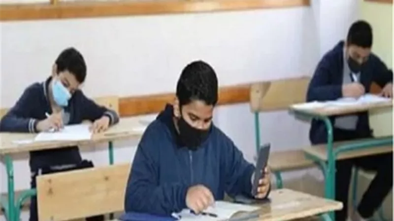 تعليم الجيزة: ضبط 4 طلاب استخدموا المحمول في الغش