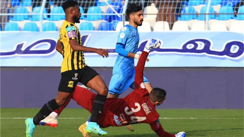اتحاد جدة يتعادل مع الباطن 1/1 في شوط أول مثير