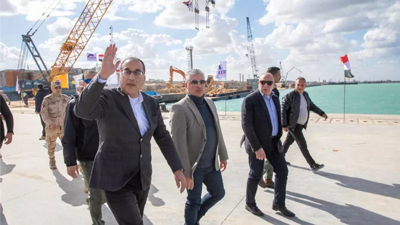 رئيس الوزراء يتفقد أعمال تطوير وحدات الإسكان التعاوني بالعريش