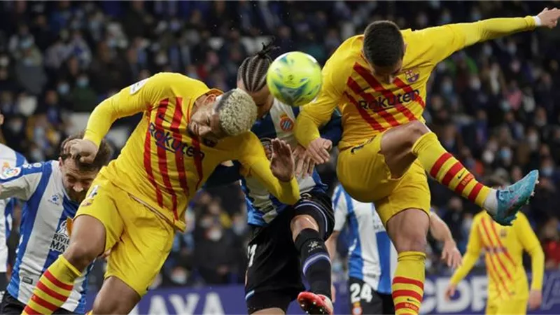 برشلونة يفتح الباب أمام رحيل مدافعه هذا الشتاء