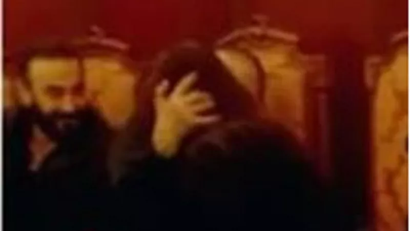 جورج وسوف يقبل إليسا من رأسها فى عزاء نجله