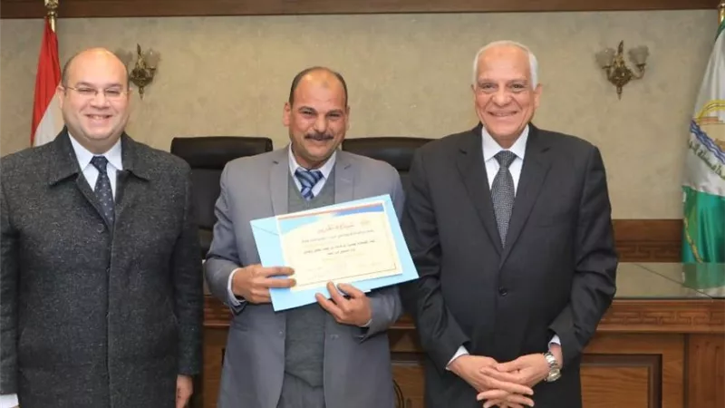 محافظ الجيزة يكرم المتميزين من عمال الخدمات المعاونة