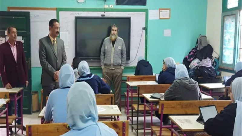 مدير تعليم الجيزة يتفقد لجان أولى ثانوي بإداراتي العمرانية وجنوب