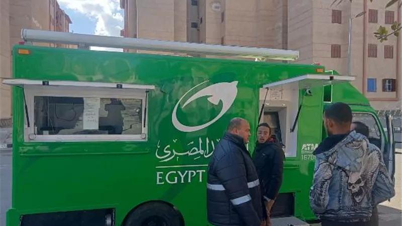 الدفع بسيارة بريد متنقلة أمام الإسكان الاجتماعي 247.. صور