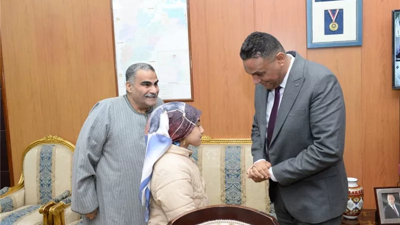 محافظ الدقهلية يكرم طالبة عثرت على 100 ألف جنيه بقريه تيرة