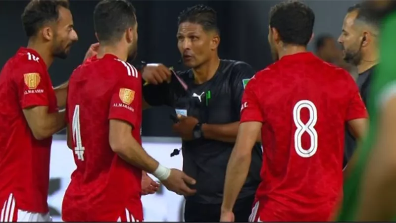 مصادر: رفع إنذار نجم دفاع الاهلى صعب .. ولم يحدث من قبل