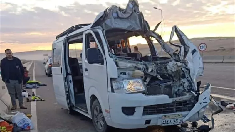 مصرع شخص وإصابة ١٣ في انقلاب ميكروباص بطريق القطامية السويس