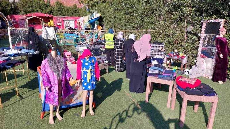 توزيع ملابس جديدة على 150 أسرة بقرية كوم النور بالدقهلية