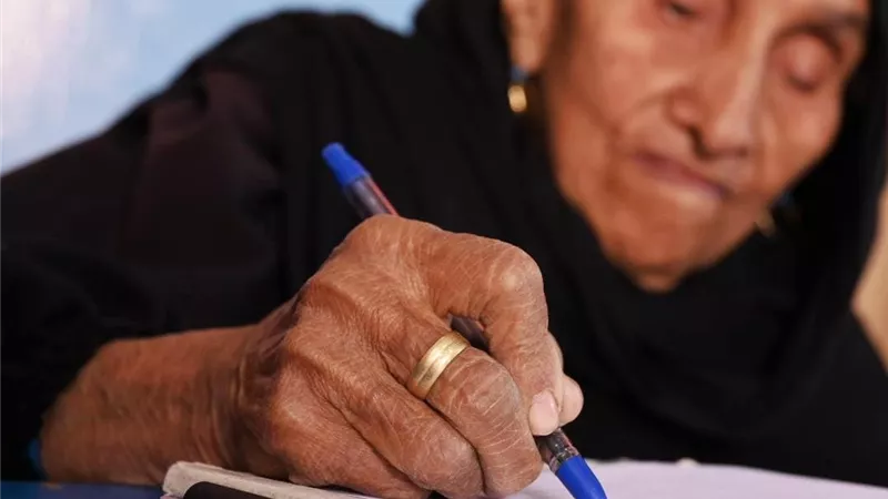 عمرها 87 عامًا وتخوض امتحان تجاوز محو الأمية.. .