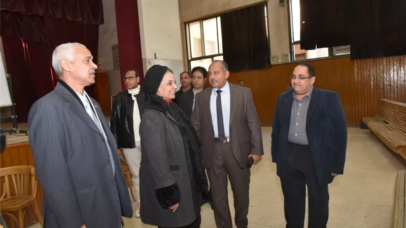 رئيس جامعة أسيوط تتفقد امتحانات الدراسات العليا..صور