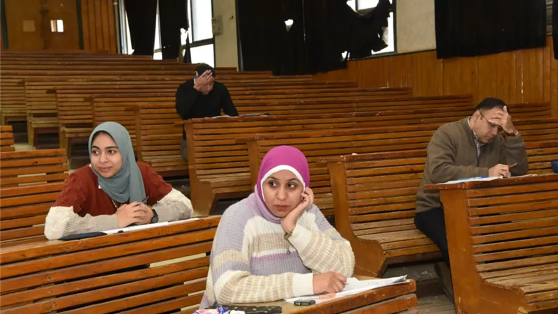 رئيس جامعة المنيا يتفقد الإمتحانات في 5 كليات