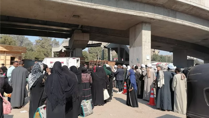 الشعب الجمهوري يدفع بسيارات لتوفير السلع بأسعار مخفضة في قنا