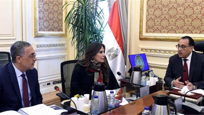 مدبولي يتابع مع الرئيس التنفيذي للهيئةالعامةللاستثمار ملفات العمل