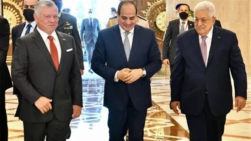 الرئيس الفلسطيني يصل إلى القاهرة للمشاركة في القمة الثلاثية