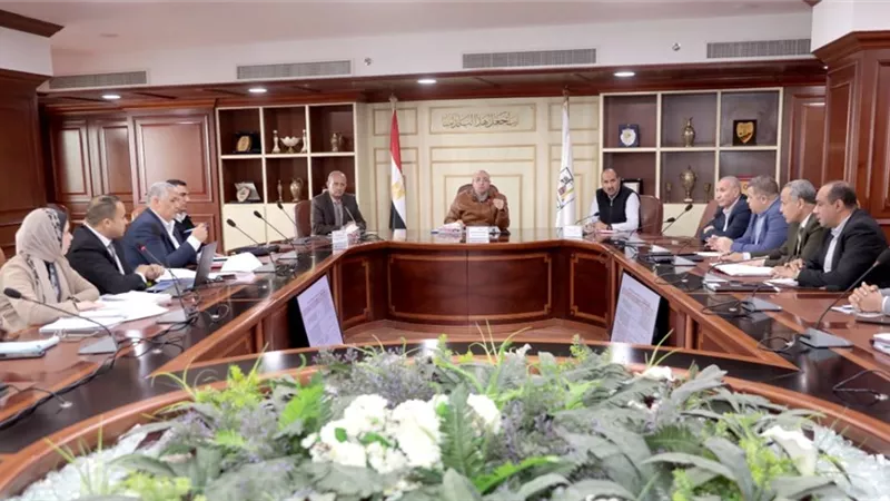 محافظ بني سويف يترأس اجتماع اللجنة العليا للإعلانات