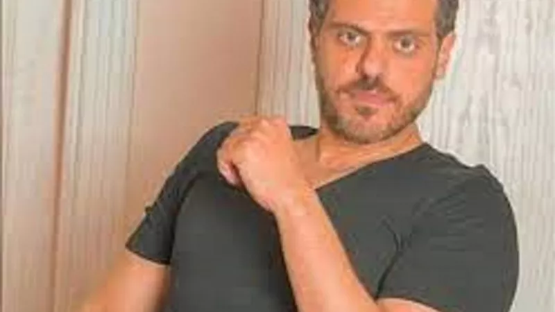 الموت يفجع الفنان طارق صبرى