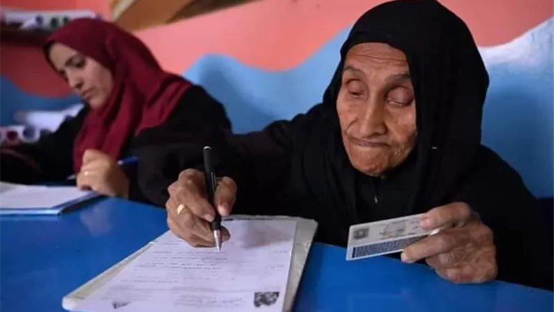 الحاجه زبيده صاحبة ال٨٧ عام تخضع لامتحان محو الأميه بالمنوفية