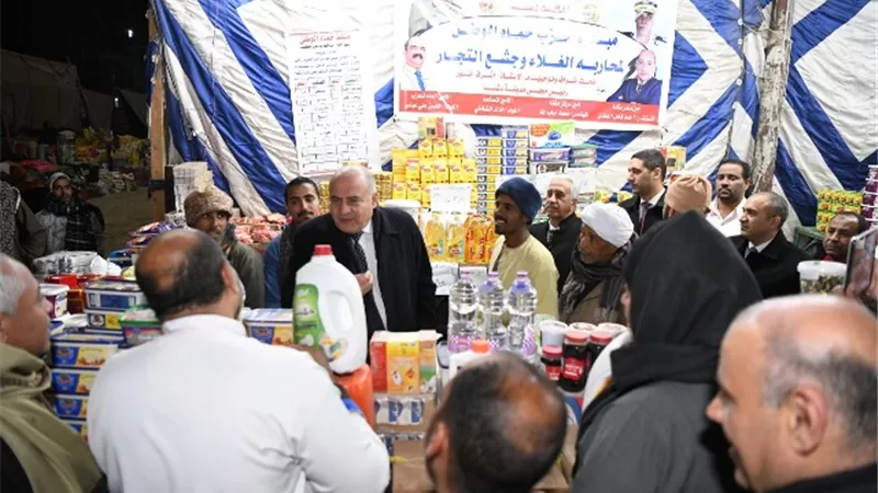 محافظ قنا يفاجي عدد من الأسواق ومنافذ بيع السلع الغذائية بدشنا