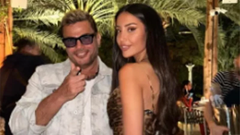 عمرو دياب يثير الجدل بصور مع عارضة ازياء
