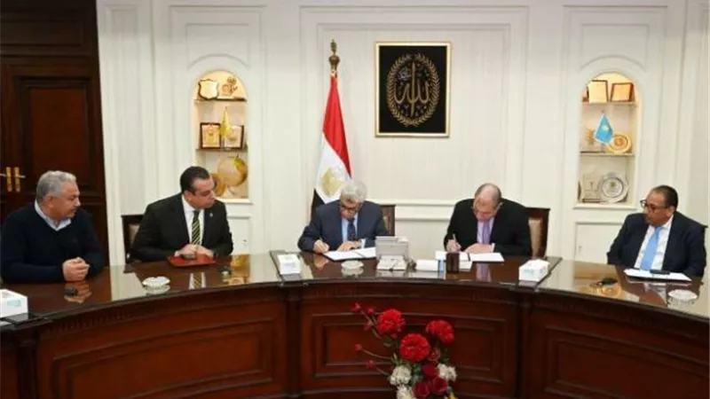 «الإسكان» توقع اتفاقية لإدارة وتشغيل مواقف انتظار السيارات بالمدن