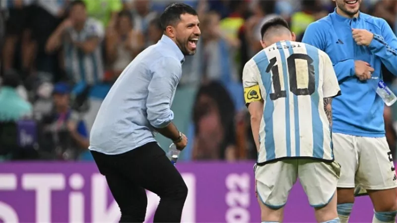 على طريقة ميسي أمام هولندا.. أجويرو يحتفل في دوري بيكيه الخاص