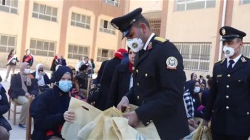 وفد من كلية الشرطة في زيارة لإحدى المدارس