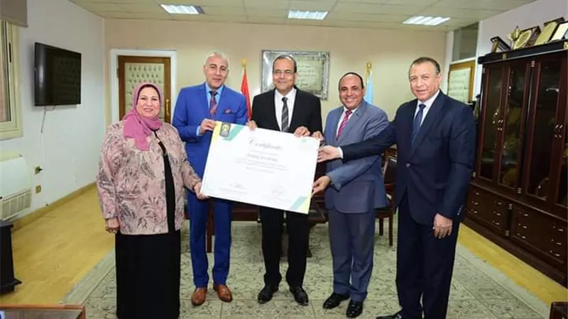 رئيس جامعة سوهاج يتسلم شهادة التصنيف الدولية للجامعات المستدامة ٢