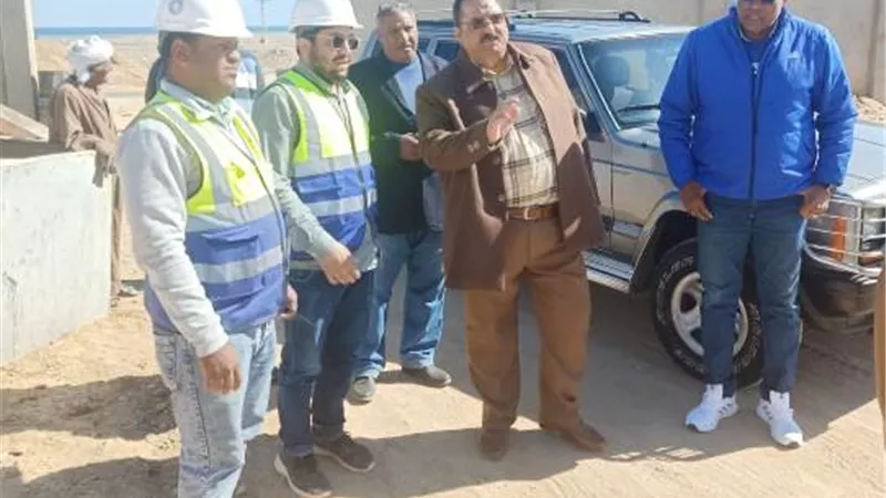 رئيس مدينة سفاجا يتفقد أعمال تنفيذ مشروع الحجر البيطري