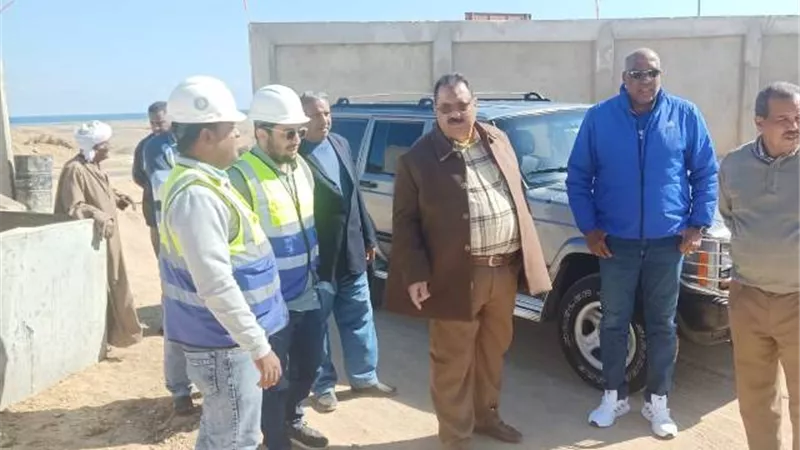 رئيس مدينة سفاجا يتفقد أعمال تنفيذ مشروع الحجر البيطرى