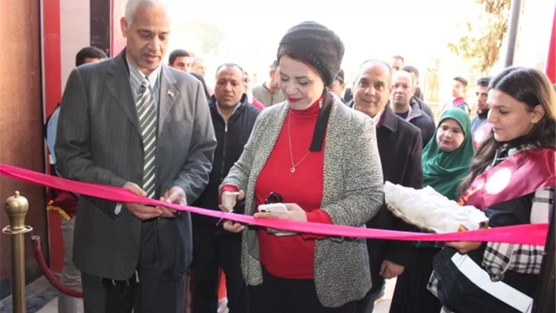 رئيس جامعة أسيوط تفتتح معرضاً خيرياً ينظمه طلاب من أجل مصر