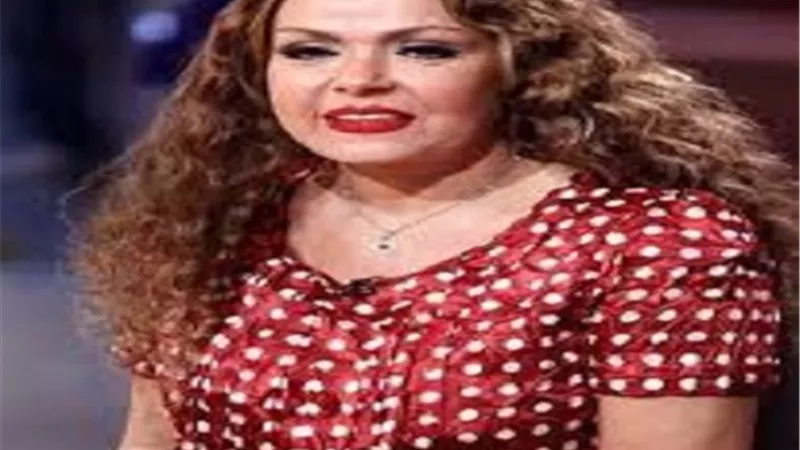 لوسي تكشف حقيقة تعديها على ممثلة بالمسرح.. فيديو