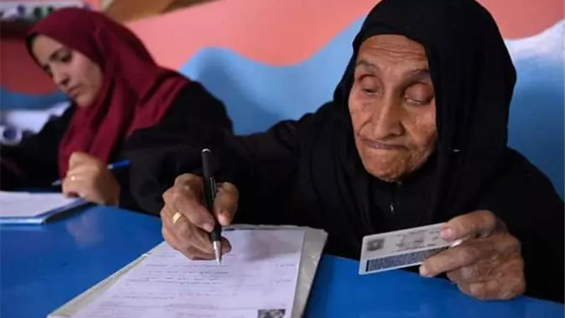 الحاجة زبيدة أكبر دارسة بفصول محو الأمية.. حلم حياتي أقرأ القرآن