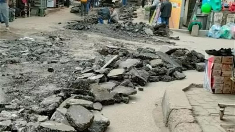 استكمال اعمال الرصف بشارع الخارجة بالمطرية